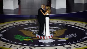 Donald Trump danse avec son épouse Melania lors du "Starlight Ball" le 20 janvier 2025 à Washington