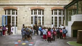 Une cour de recréation d'école primaire - Image d'illustration