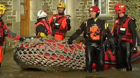Les secours s'organisent lundi 10 février 2014 pour venir en aide à 600 porcs piégés par les inondations en Bretagne.