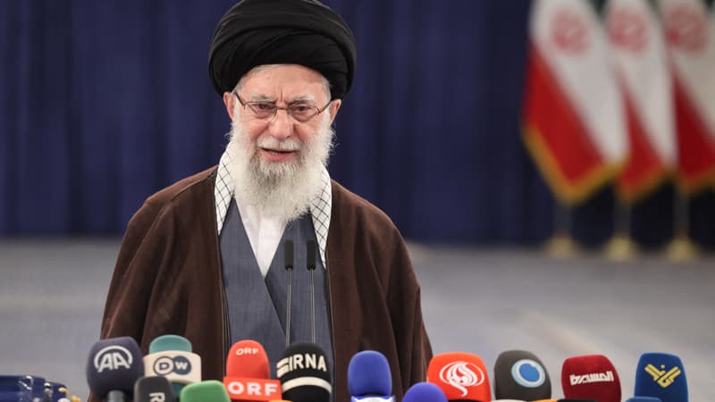 Le guide suprême iranien, l'ayatollah Ali Khamenei, s'exprime après avoir voté lors des élections législatives et religieuses, dans un bureau de vote à Téhéran, le 1er mars 2024. 