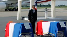 Nicolas Sarkozy s'est rendu mardi l'aéroport d'Orly, près de Paris, pour se recueillir, en présence des familles, devant les dépouilles des huit victimes de l'attentat de Marrakech rapatriées par avion du Maroc. Les auteurs de cette attaque, qui a fait 16