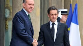 Nicolas Sarkozy, ici avec le Premier ministre turc Recep Tayyip Erdogan à la sortie de l'Elysée, a accepté mercredi une invitation pour une visite officielle en Turquie malgré son opposition persistante à l'adhésion du pays à l'Union européenne. /Photo pr