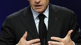 La crise, meilleure alliée de Nicolas Sarkozy? A six mois de l'élection présidentielle, la cote de popularité du président sortant frémit, redonnant une confiance prudente à son camp face à un adversaire socialiste accaparé par la refonte de son programme