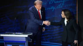 Donald Trump et Kamala Harris se serrent la main avant le débat présidentiel, à Philadelphie, le 11 septembre 2024