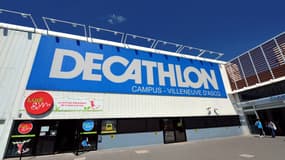 Photo d'un magasin d'articles de sport Decathlon appartenant au groupe Auchan prise le 27 juin 2011 à Villeneuve d'Ascq. 