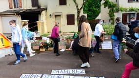 Des fleurs sont déposées le 5 mai 2021 à Mérignac, près de Bordeaux, à l'endroit où une femme de 31 ans a été brûlée vive par son mari