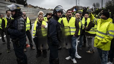 Gilets Jaunes bloquant l'A47 entre Lyon et Saint-Étienne le 17 novembre.
