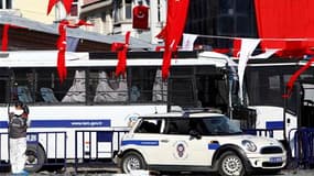 Enquêteur sur la place Taksim, un lieu très fréquenté d'Istanbul, après une explosion visant une voiture de police. Cette explosion, due à un attentat-suicide selon la police, a blessé 22 personnes (dix policiers et 12 civils). REUTERS/Murad Sezer