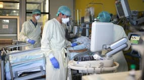 Des médecins de l'unité de soins intensifs et du service de pneumologie examinent un patient atteint du Covid-19, à l'hôpital universitaire d'Aix-la-Chapelle, en Allemagne, le 10 novembre 2020. (Photo d'illustration)