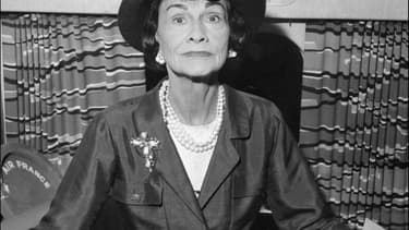 Coco Chanel dans les années 1960, fondatrice de la maison de haute couture, à bord d'un avion à Paris