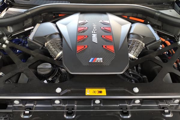 Sous le capot, le XM dispose d’un V8 bi-turbo à 489 chevaux, secondé par un moteur électrique de 145kW placé sur la transmission, alimenté par une grosse batterie de 29,5kWh. Ce qui porte la puissance totale disponible à… 653 chevaux.