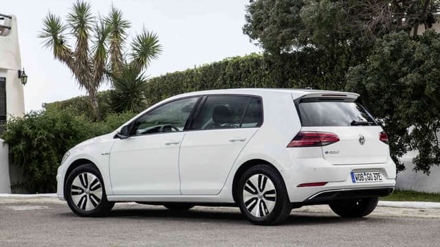 La Golf électrique est officiellement commercialisée à 39.350 euros. Le prix passe à 22.970 euros avec la prime et le bonus environnemental.