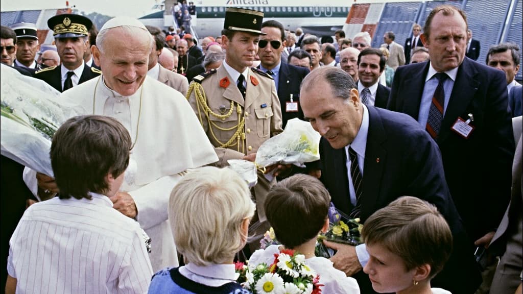Jean-Paul II et François Mitterrand à l'aéroport de Tarbes le 14 août 1984