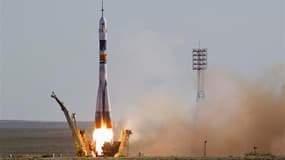 Une capsule Soyouz transportant deux Russes et un Américain a décollé mardi à 03h01 GMT du pas de tir de Baïkonour, au Kazakhstan, pour une mission vers la Station spatiale internationale (ISS). /Photo prise le 15 mai 2012/REUTERS/Shamil Zhumatov