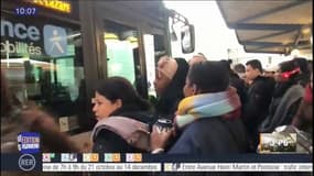 Beaucoup de monde aux arrêts de bus, les bus pris d'assaut