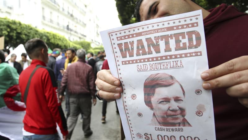 Un manifestant algérien tenant une affiche "WANTED Saïd Bouteflika", le 19 avril 2019 à Alger.