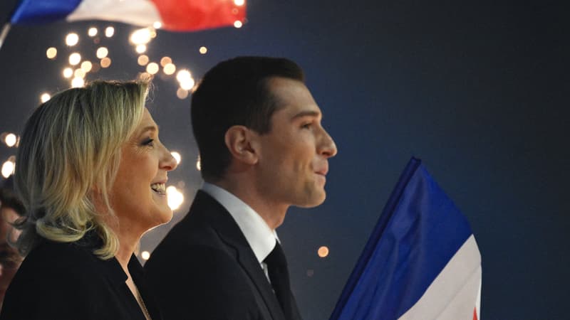 Marine Le Pen et Jordan Bardella chantent l'hymne national à la fin d'une réunion pour lancer la campagne du RN pour les prochaines élections européennes. élections, à Marseille, dans le sud-est de la France, le 3 mars 2024.