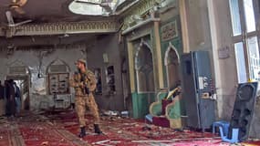 Un soldat est mobilisé dans un mosquée de Peshawar, vendredi 4 mars 2022, après un attentat suicide qui a fait des dizaines de morts