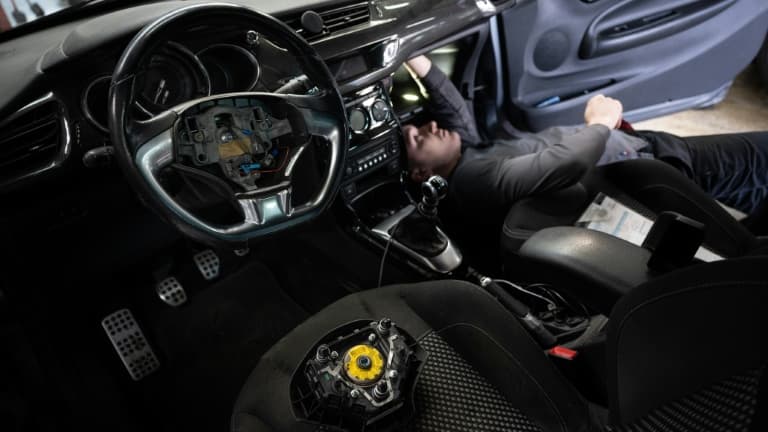 Retrait par un professionnel d'un airbag Takata, dans un garage de Mulhouse, le 19 février 2025 dans le Haut-Rhin (photo d'illustration).