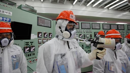 Le staff de Tepco effectue des mesures à l'intérieur de la centrale endommagée de Fukushima, le 10 mars 2014.
