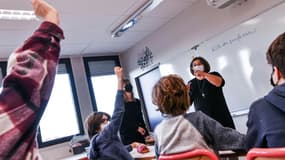 Une enseignante fait cours à Lyon le 15 octobre 2021