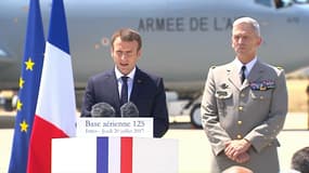 Emmanuel Macron et le General Francois Lecointre à la base aérienne 125 d'Istres, le 20 juillet 2017.