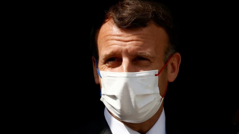 Le président français Emmanuel Macron lors d'une visite dans un hôpital à Reims, le 14 avril 2021