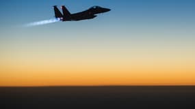 Un chasseur bombardier américain F-15E Strike Eagle survole le nord de l'Irak, le 23 septembre au petit matin.