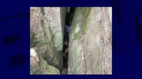 Photo d'une femme coincée dans une crevasse à Laguna, dans la Vallée d'Hunter en Nouvelle-Galles du Sud en Australie, le 12 octobre 2024. 