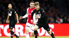 Midtso devant Tadic lors du match Ajax-AZ, le 1er mars 2020