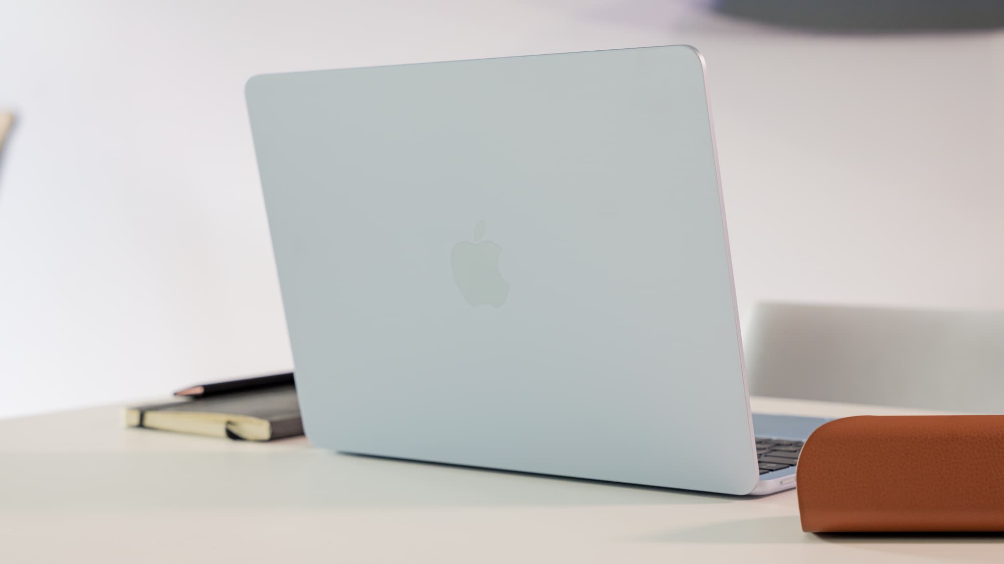 Le nouveau coloris bleu ciel du Macbook Air M4 est très léger et joue de la lumière