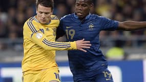 Yevhen Konoplyanka à la lutte avec Paul Pogba