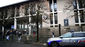 Illustration - Une voiture de police garée devant un lycée à Thiais, en banlieue parisienne, le 16 janvier 2023
