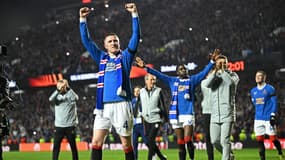 Le milieu de terrain anglais et capitaine des Rangers, John Lundstram, célèbre sur le terrain après la demi-finale retour de l'UEFA Europa League entre les Rangers et le RB Leipzig au stade Ibrox, à Glasgow, le 5 mai 2022. Les Rangers ont remporté le match 3-1, et le match nul 3-2 sur l'ensemble des deux matchs.
