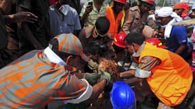Les secours continuent à fouiller les décombres de l'immeuble qui s'est effondré mercredi dans la banlieue de Dacca, la capitale du Bangladesh, alors que le bilan s'est alourdi vendredi à 273 morts, pour la plupart des femmes travaillant dans la confectio