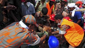 Les secours continuent à fouiller les décombres de l'immeuble qui s'est effondré mercredi dans la banlieue de Dacca, la capitale du Bangladesh, alors que le bilan s'est alourdi vendredi à 273 morts, pour la plupart des femmes travaillant dans la confectio