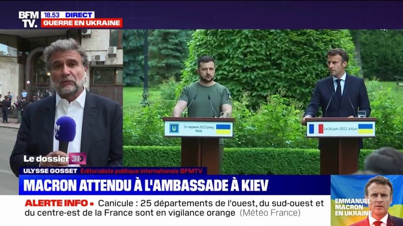 Emmanuel Macron à la rencontre des 23 gendarmes français, présents en Ukraine pour participer à l'enquête sur les crimes de guerre
