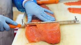 Rarement tranché à la main, le saumon fumé peut se choisir en fonction de plusieurs critères (photo d'illustration)