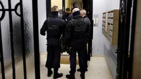 Des policiers de la Bac75N évacuent les participants à une soirée clandestine à Paris le 6 décembre 2020 