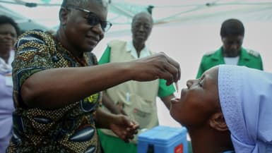 Une personne reçoit une dose de vaccin contre le choléra à Harare, au Zimbabwe, le 29 janvier 2024.