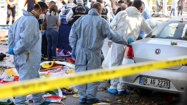 La police scientifique sur les lieux de l'attentat, le 10 octobre, à Ankara.