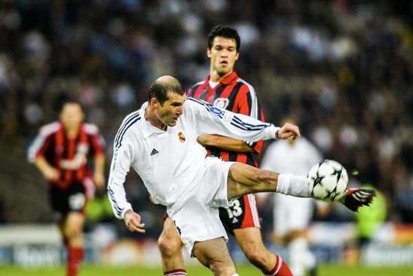 La fameuse volée de Zinédine Zidane avec le Real Madrid contre le Bayer Leverkusen en finale de la Ligue des champions, à Glasgow le 15 mai 2002