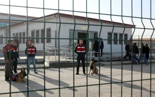 Devant la prison de Sincan près d'Ankara, le 28 février 2017 où étaient jugés des putschistes turcs présumés