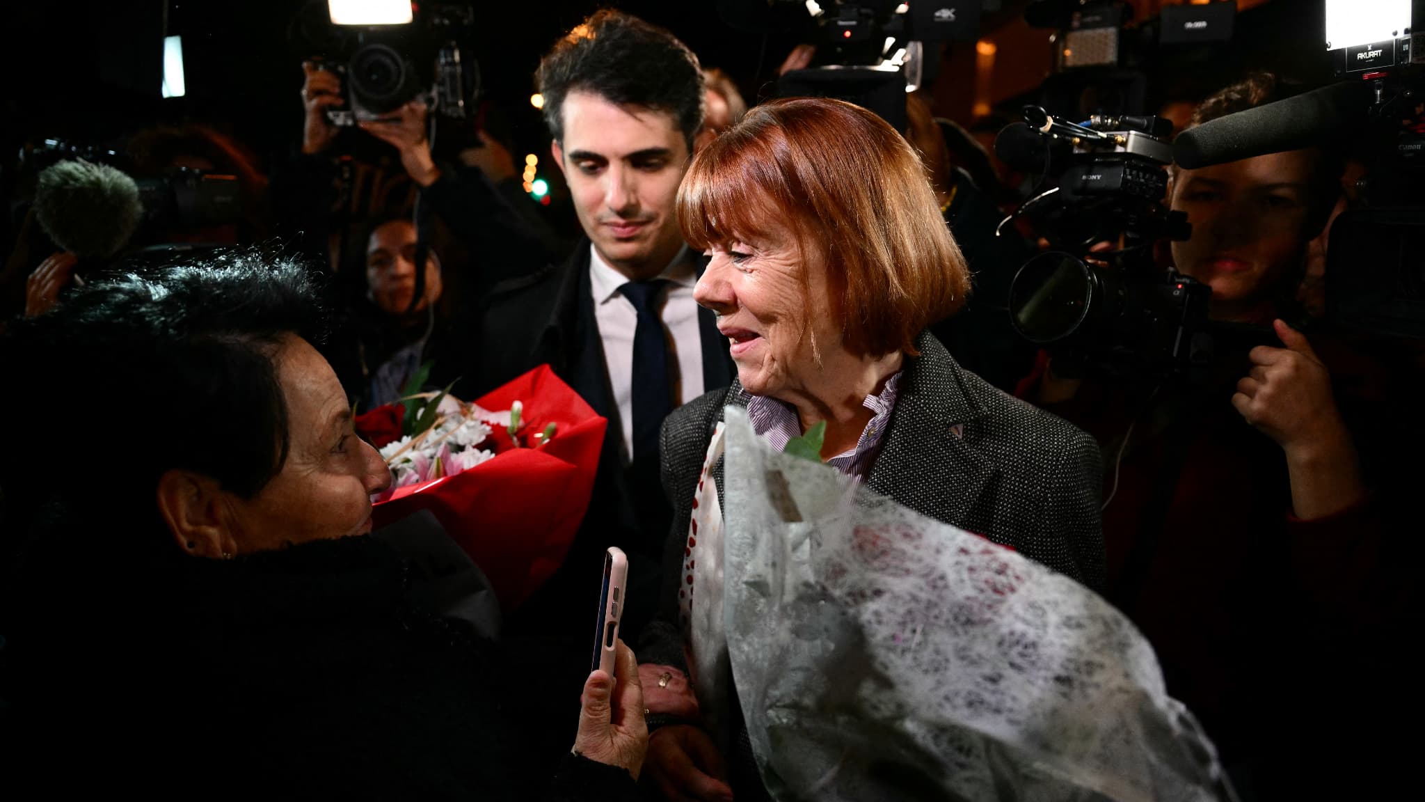 CHaque jour, Gisèle Pelicot est accueillie ou raccompagnée par des applaudissements dans le hall du tribunal judiciaire d'Avignon. CHaque jour, Gisèle Pelicot est accueillie ou raccompagnée par des applaudissements dans le hall du tribunal judiciaire d'Avignon.