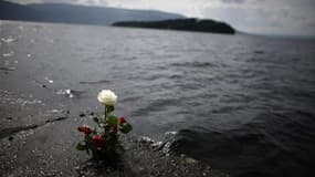 Rose à la mémoire des victimes de la tuerie d'Utoya, non loin de l'île. Anders Behring Breivik, l'homme qui a revendiqué cette attaque et l'attentat d'Oslo, a affirmé aux enquêteurs avoir agi seul. /Photo prise le 1er août 2011/REUTERS/Stoyan Nenov
