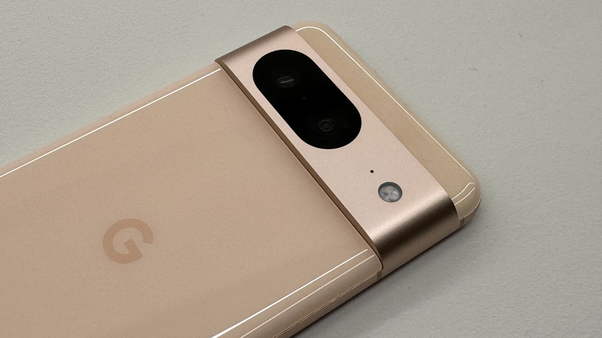 L'appareil photo du Google Pixel 8 est logé dans une barre métallisée