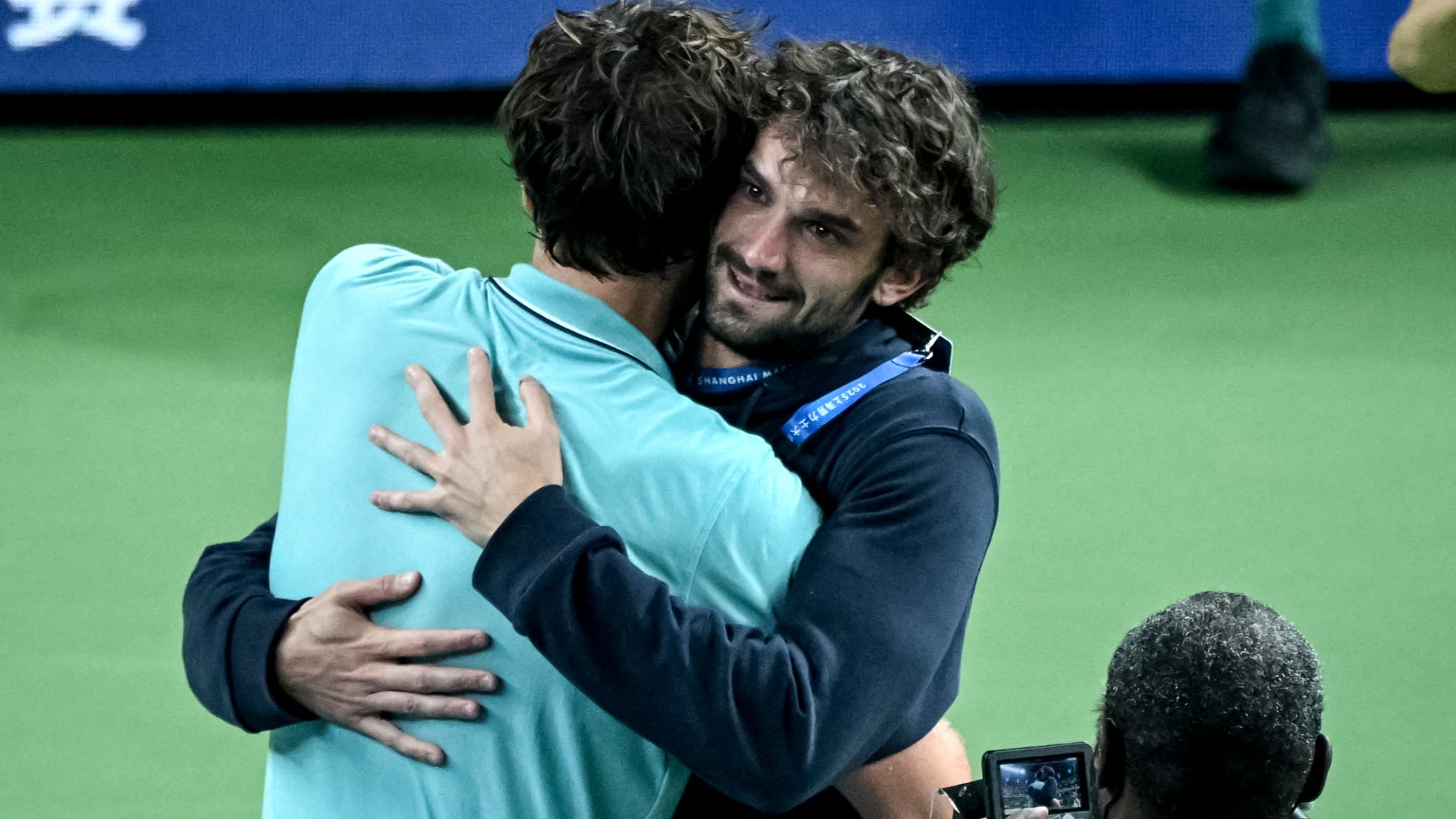 DES LARMES DE JOIE POUR SON FUTUR ADVERSAIRE: LA SUPERBE IMAGE DES COUSINS VACHEROT ET RINDERKNECH, TOUS DEUX QUALIFIÉS POUR LA FINALE DU MASTERS 1000 DE SHANGHAÏ