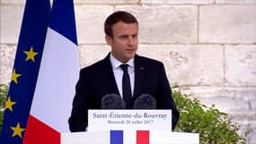"Le sourire de Jacques Hamel est devenu un sourire de résistance", dit Emmanuel Macron