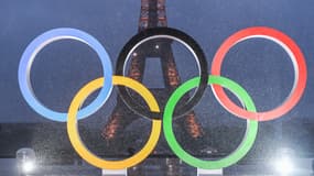 Les anneaux olympiques devant la tour Eiffel