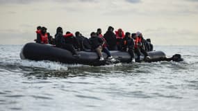 Des migrants candidats à la traversée de la Manche montent à bord d'une embarcation le 26 avril 2024 à Gravelines, dans le Nord